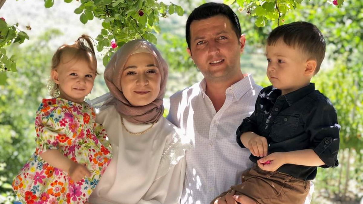 Enkaz altında kalan Uğur öğretmen ve 2 çocuğu toprağa verildi