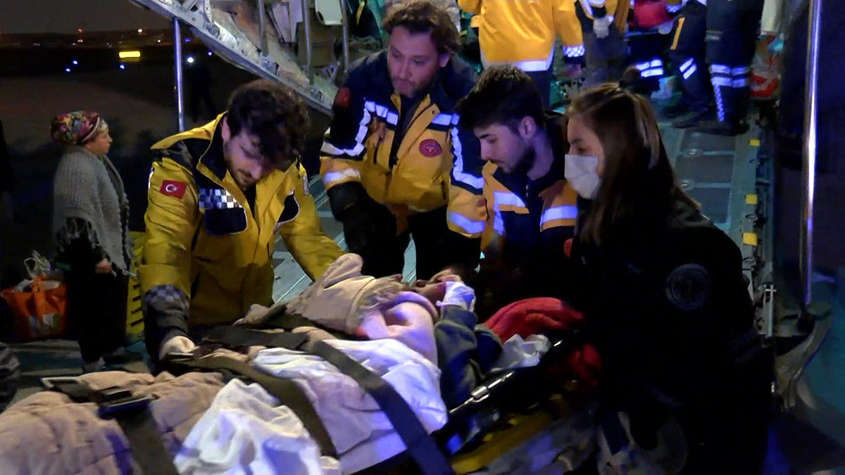 Depremde yaralanan 46 kişi İstanbul'a getirildi