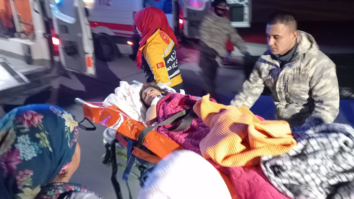 Depremde yaralanan 49 kişi İstanbul'a getirildi