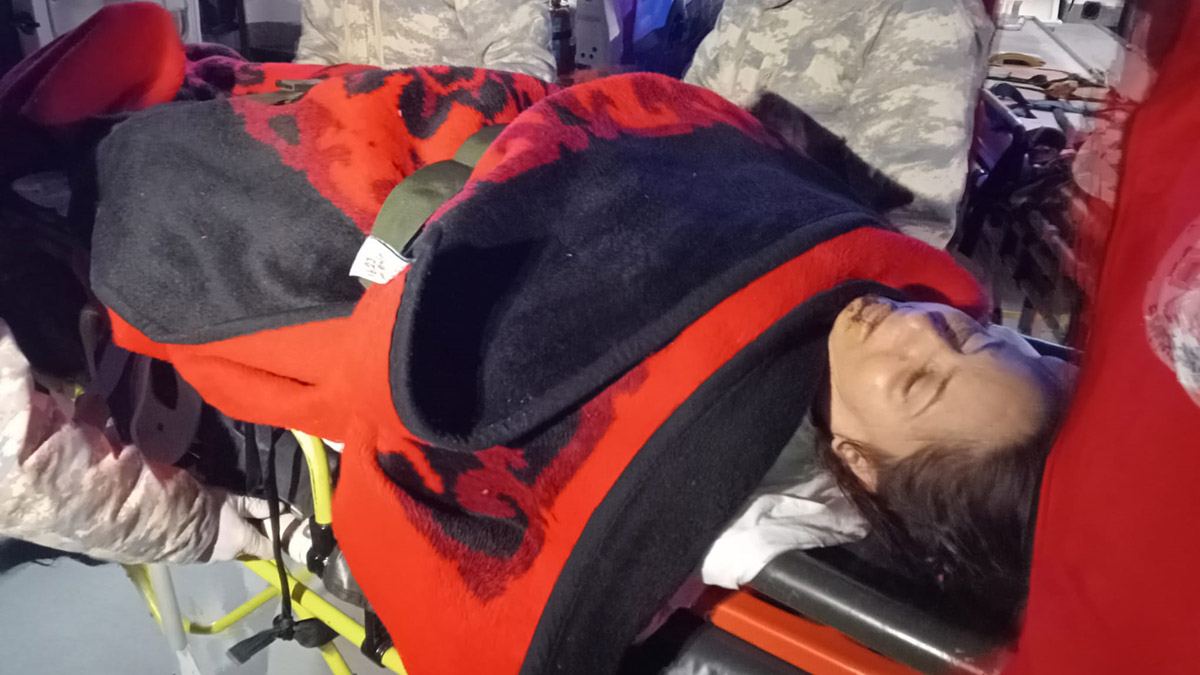 Depremde yaralanan 49 kişi İstanbul'a getirildi