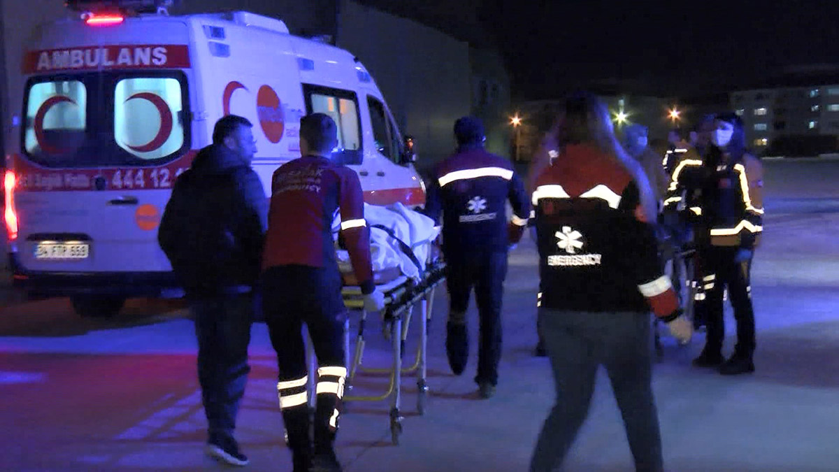 Enkazdan çıkarılan 6 yaralı İstanbul’a getirildi