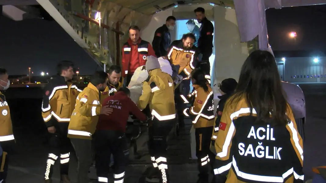 Enkazdan çıkarılan 6 yaralı İstanbul’a getirildi