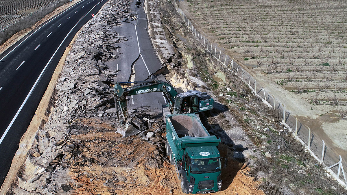 Kahramanmaraş merkezli depremlerin ardından yarılıp, bazı bölümlerinde çökmeler oluşan Antakya-Demirköprü-Reyhanlı kara yolunda onarım çalışmaları başladı. DHA ekibi, çalışmaları dron ile havadan görüntüledi.