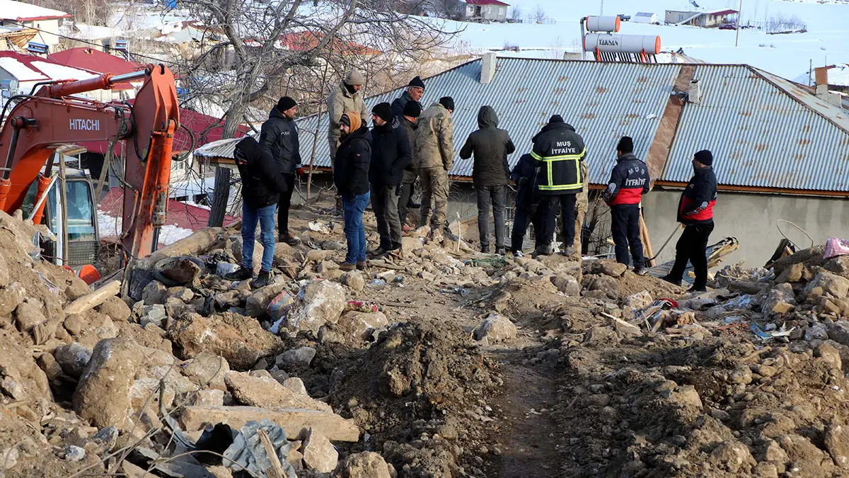 Kahramanmaraş'ın nurhak ilçesi kullar mahallesi’nde i̇si karaca (69) ile kızı songül karaca (29) depremde yıkılan tek katlı müstakil evin enkazında kaldı.