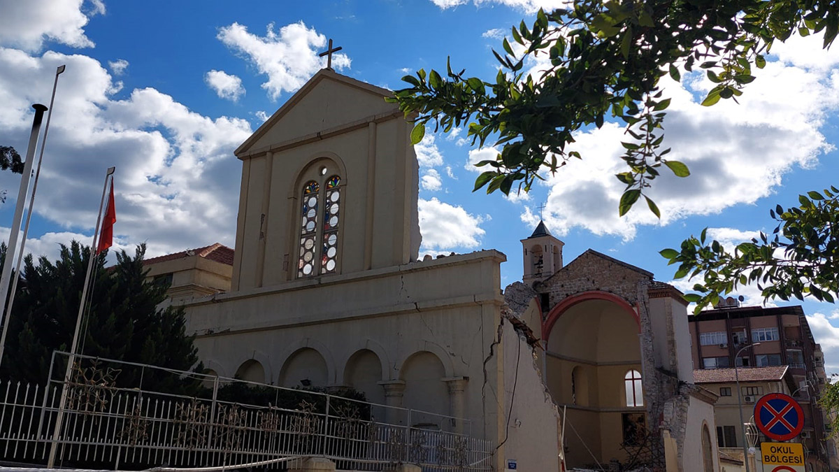 İspanyol askerler Latin Katolik Kilisesi'ne insani yardım taşıdı