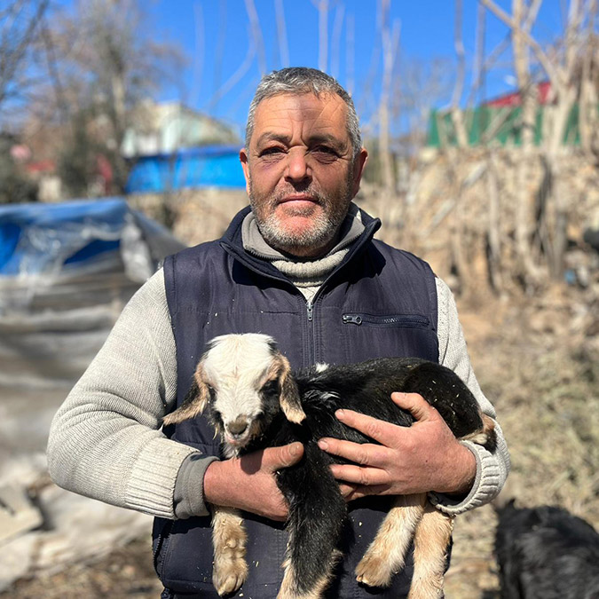Osmaniye'nin Ellek ilçesinde yaşayan Çomal ailesi depremden kurtardıkları küçükbaş hayvanlarından birinin doğurduğu kuzunun adını Deprem koydu.