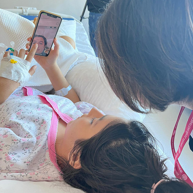 Adıyaman'da depremde yıkılan binanın enkazından ilk gün yaralı çıkarılarak Ankara'daki hastanede tedaviye alınan depremzede Elif annesini bir hafta sonra buldu.