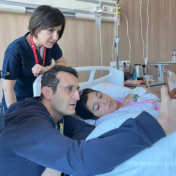 Depremzede Elif annesini bir hafta sonra buldu