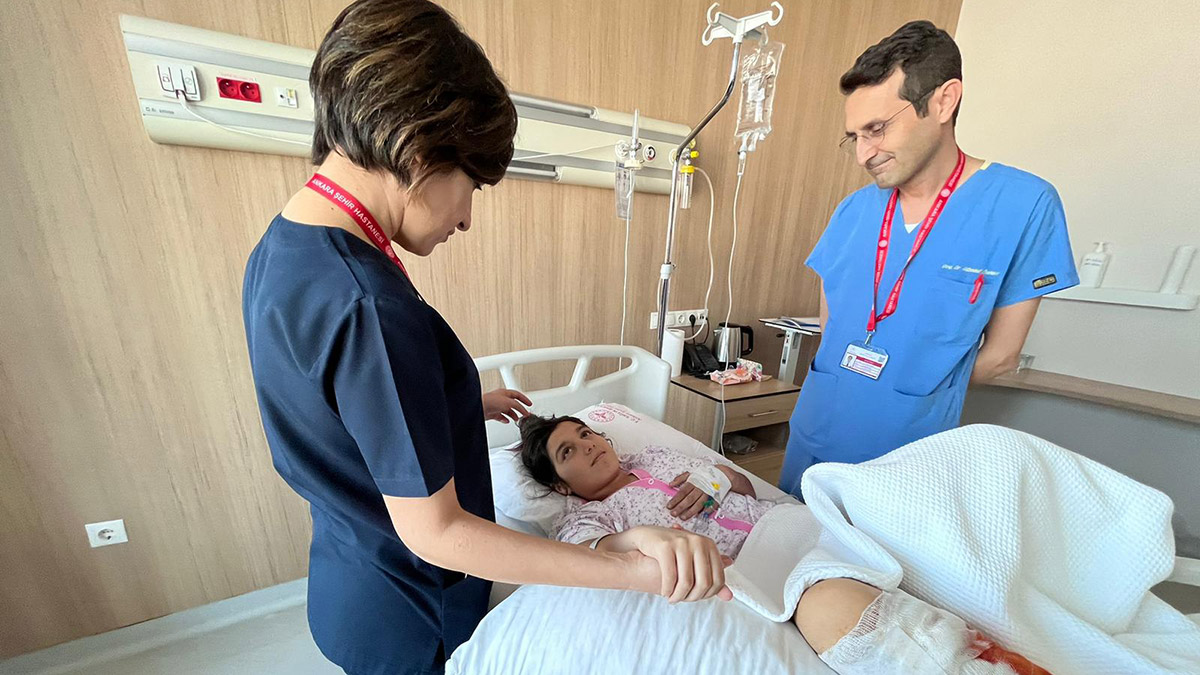 Depremzede Elif annesini bir hafta sonra buldu