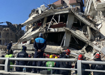 Defne Apartmanı'nın enkazından ses geldi