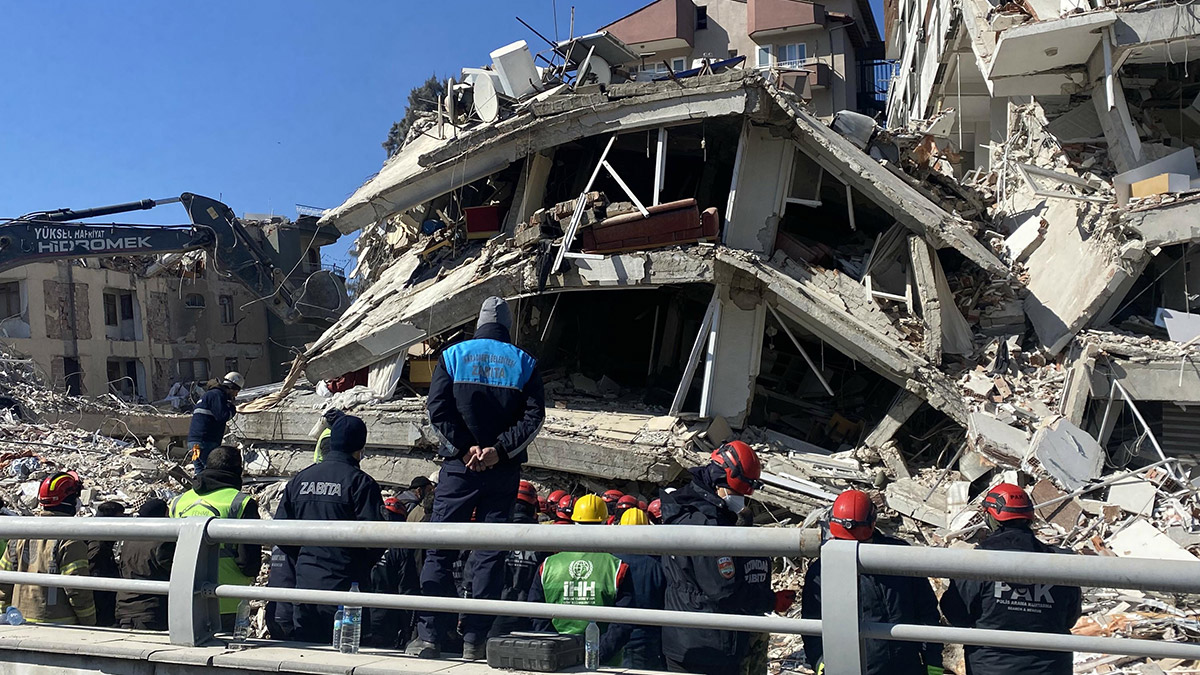 Defne Apartmanı'nın enkazından ses geldi