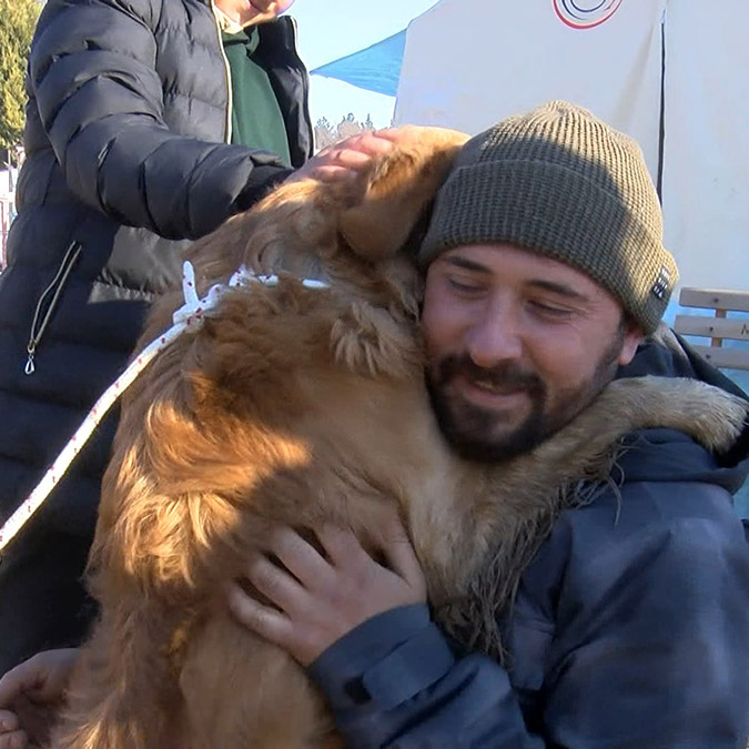 Hasarlı evde 5 gün mahsur kalan köpek kurtarıldı