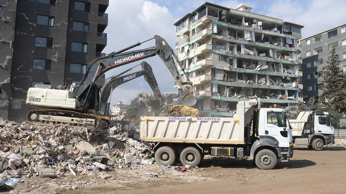 Çöken binalardan kalan moloz yığınları toplanıyor