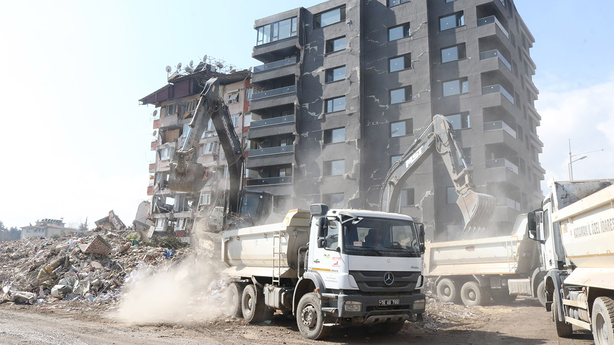 Depremlerin vurduğu Hatay'da molozlar toplanıyor