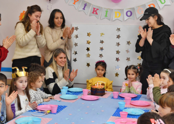 Depremzede çocukların doğum günleri kutlandı