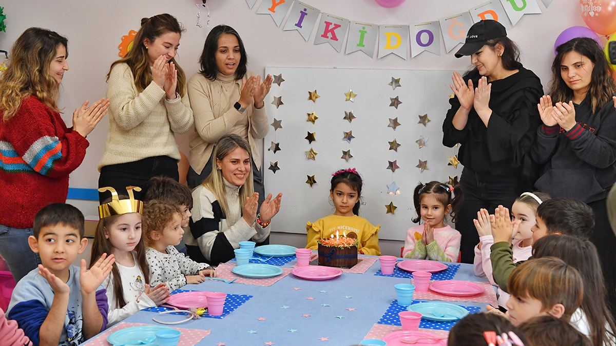 Depremzede çocukların doğum günleri kutlandı