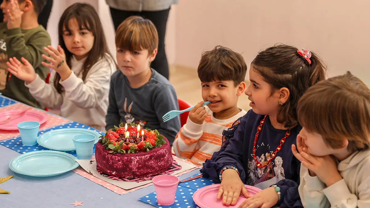 Antalya'da belediyeye ait kreşe kahramanmaraş'tan gelen depremzede çocukların doğum günleri kutlandı. Yakınları ve arkadaşlarından uzak buruk bir şekilde doğum günü kutlayan çocuklar dilek tutup, mumları söndürdü.