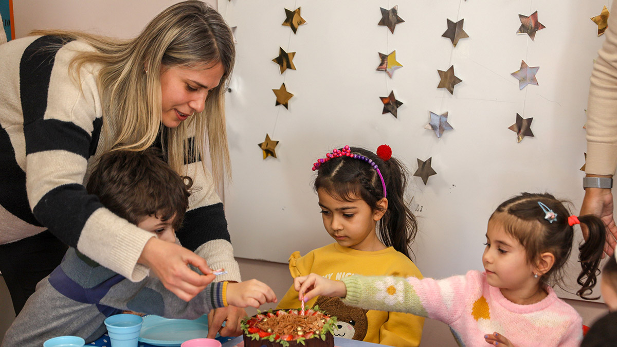 Depremzede çocukların doğum günleri kutlandı