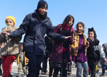 Depremzede çocukların 'komutan abla'sı