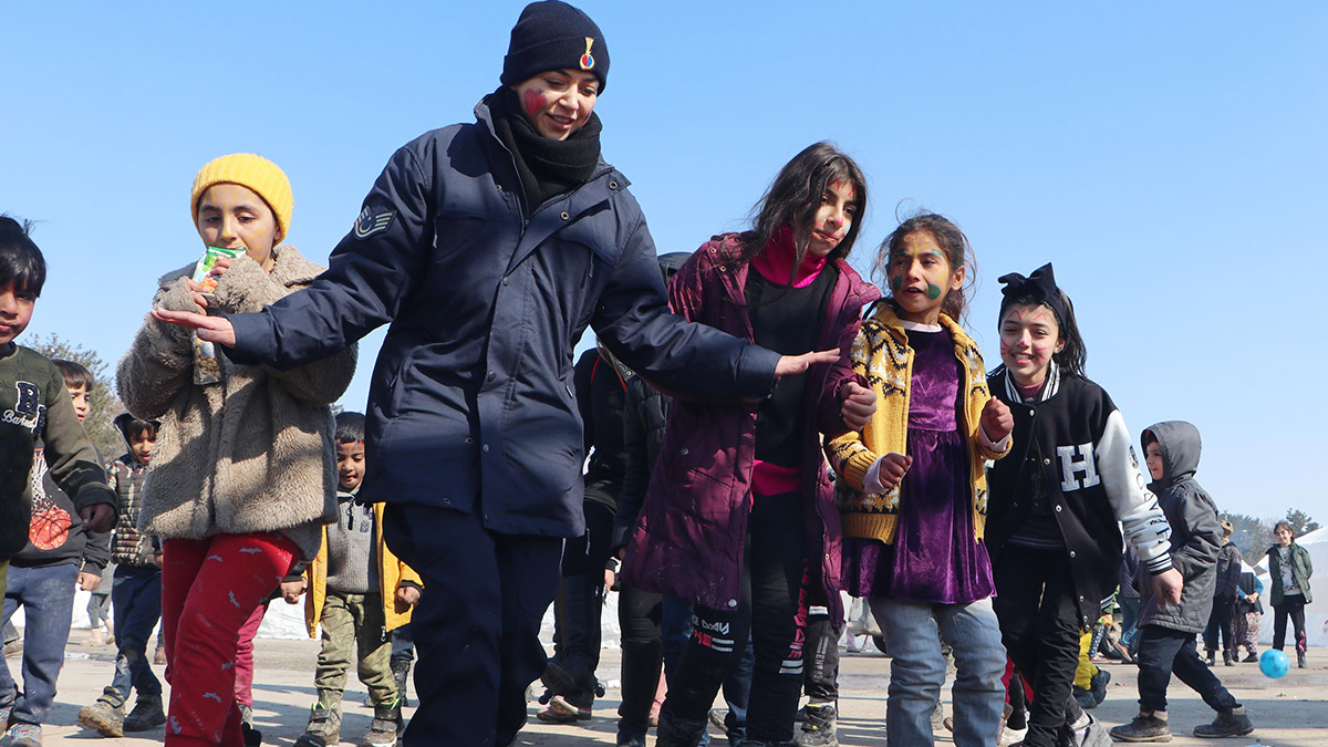 Depremzede çocukların 'komutan abla'sı