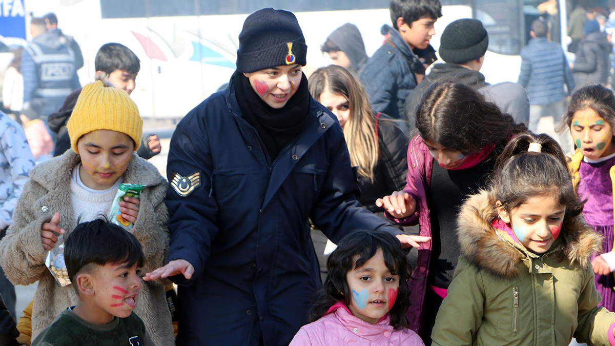 Kahramanmaraş merkezli depremin vurduğu Malatya'da tüm kurumlar seferber olup, saha çalışması yürütürken, kadın askerler çocuklara şefkatleri ile ablalık yapıyor.
