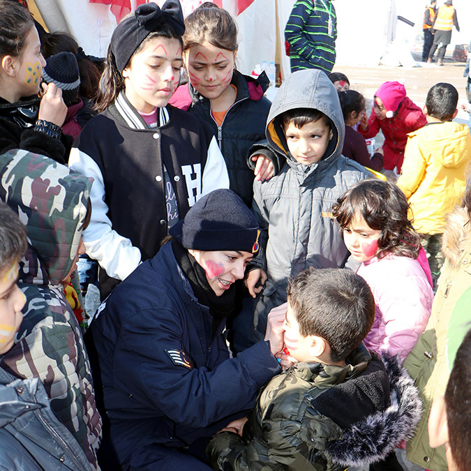 Kadın askerler çocuklara şefkatleri ile ablalık yapıyor