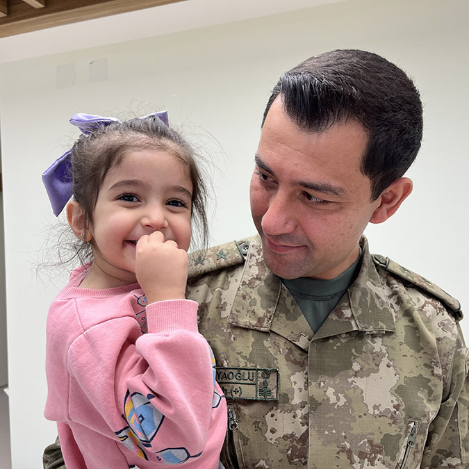 Kahramanmaraş merkezli 7.7 ve 7.6 büyüklüğündeki depremlerin ardından bölgeden tahliye edilen gazi, gazi ailesi ve şehit yakınları, Ankara'da Milli Savunma Bakanlığı'na ait Gazi Uyumevi'ne yerleştirildi.