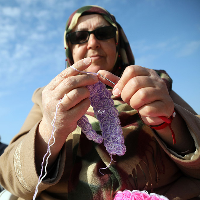 Depremzede kadınlar atkı bere ve hırka örüyor