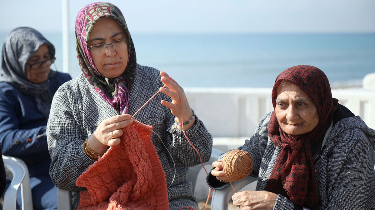 Kahramanmaraş merkezli 11 ilde yıkıma yol açan depremlerin ardından TRT Antalya Lara Kampı'na yerleştirilen depremzede kadınlar atkı, eldiven, lif, bere ve hırka örüyor.