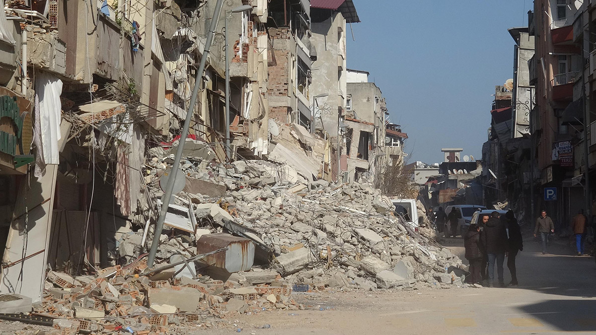 Kahramanmaraş'ta meydana gelen 7.7 ve 7.6 büyüklüğündeki depremler sonrası herkes can derdinde iken, mal derdine düşen fırsatçı ve yağmacılara lanet olsun.