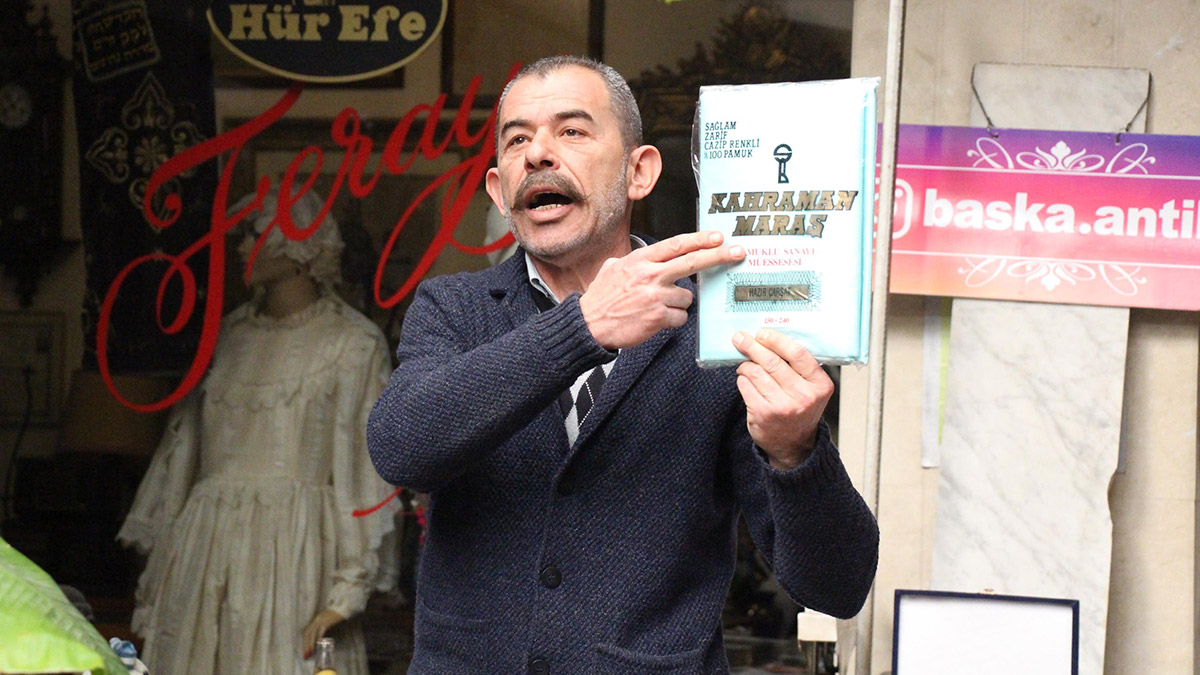 Depremzedeler için İzmir'de kitap ve antika mezadı