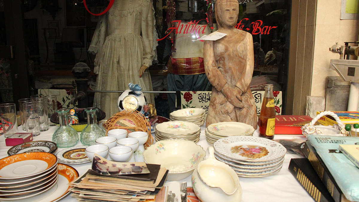 Depremzedeler için Türkiye'nin çeşitli yerlerinde ayni ve nakdi yardım kampanyaları yapılırken, İzmir'de kitap ve antika mezadı düzenlendi.