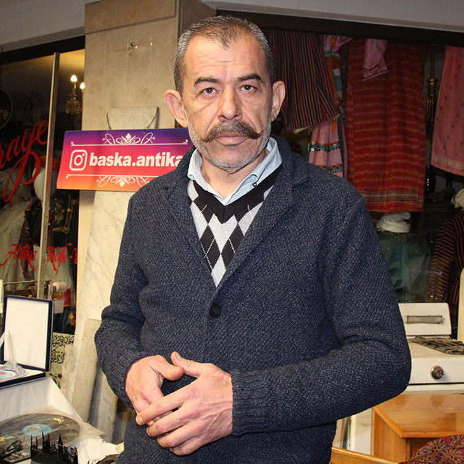 Depremzedeler için İzmir'de kitap ve antika mezadı