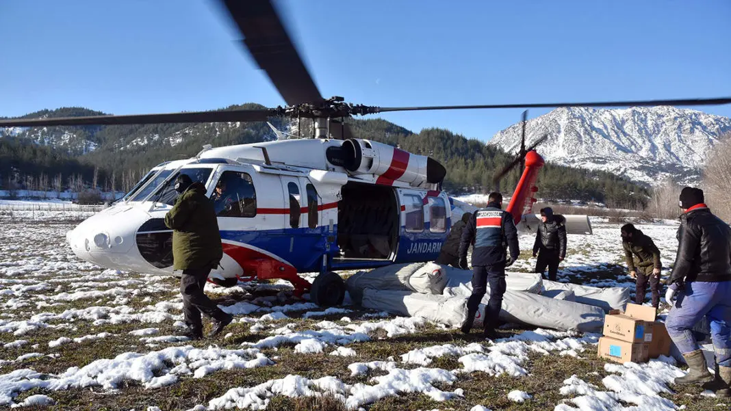 Depremzedeler için jandarma helikopterleri seferber edildi