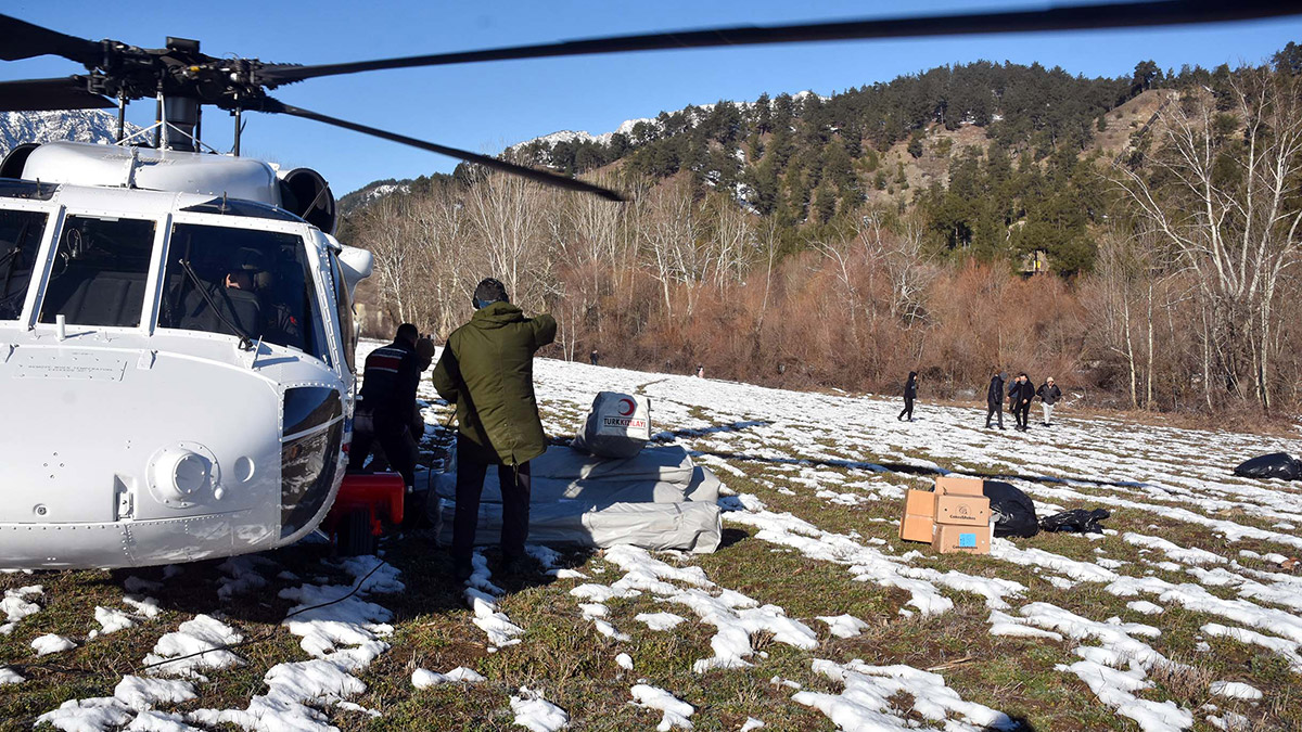Geçen hafta pazartesi günü meydana gelen 7.7 ve 7.6 büyüklüğündeki iki depremin ardından depremzedeler için jandarma helikopterleri seferber edildi.