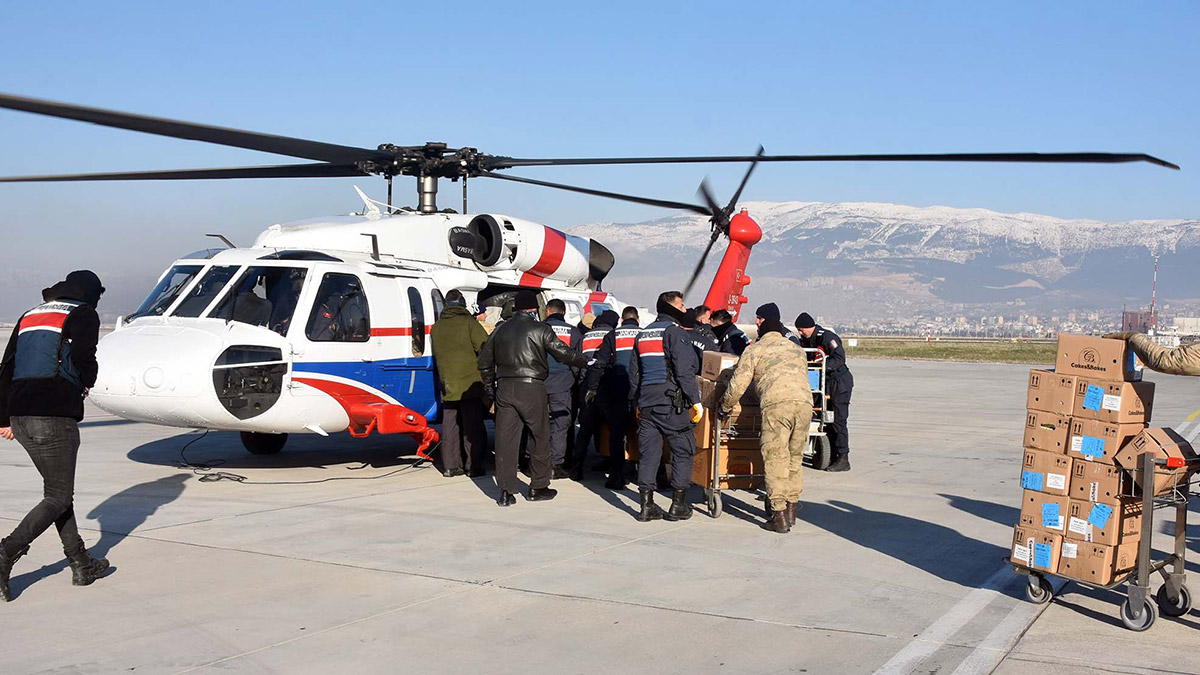Depremzedeler için jandarma helikopterleri seferber edildi
