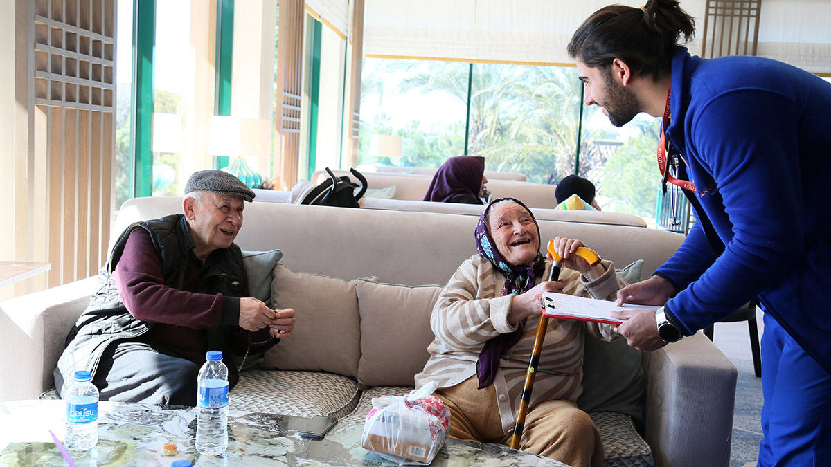 Depremzedeler o anları atlatmaya çalışıyor