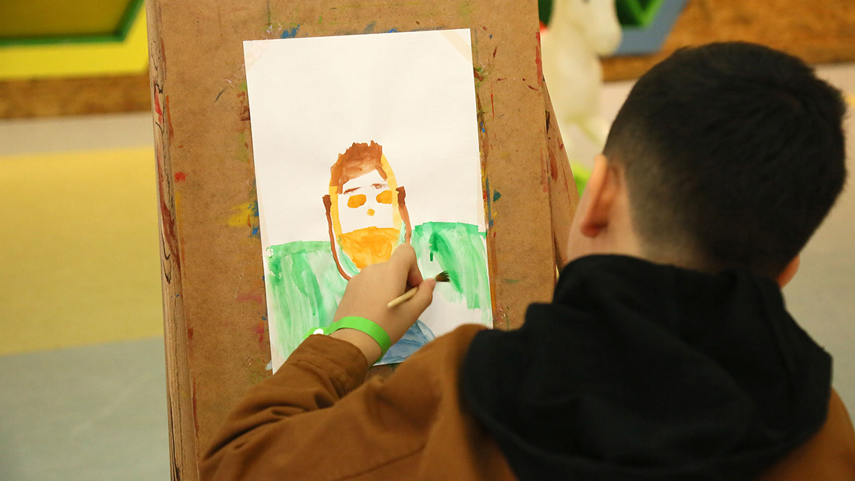 Deprem bölgesindeki illerden Antalya'da gelip, otellere yerleştirilen birçok depremzede, yıkılan evlerinden ayakkabısız, üzerlerindeki kıyafetlerle kimliklerini bile alamadan çıktıklarını anlattı. Psikolojik destek verilen depremzedeler o anları atlatmaya çalışıyor.