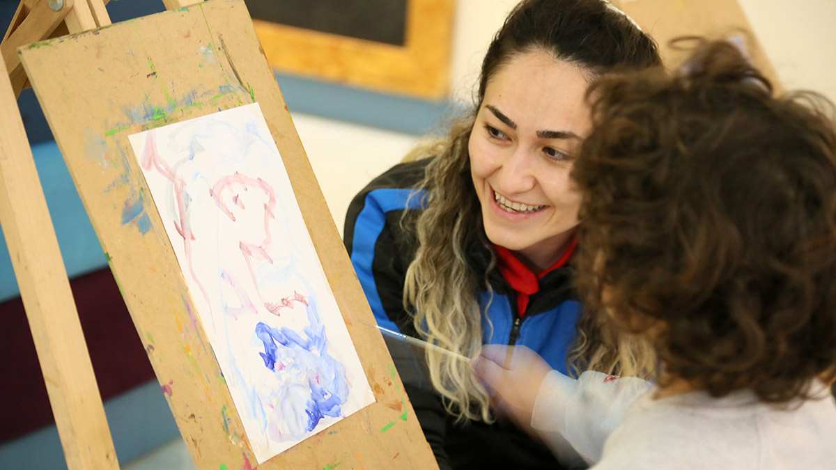 Depremzedeler o anları atlatmaya çalışıyor