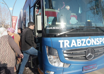 Trabzon'a gitmek isteyen 39 depremzedeyi Trabzonspor taşıdı