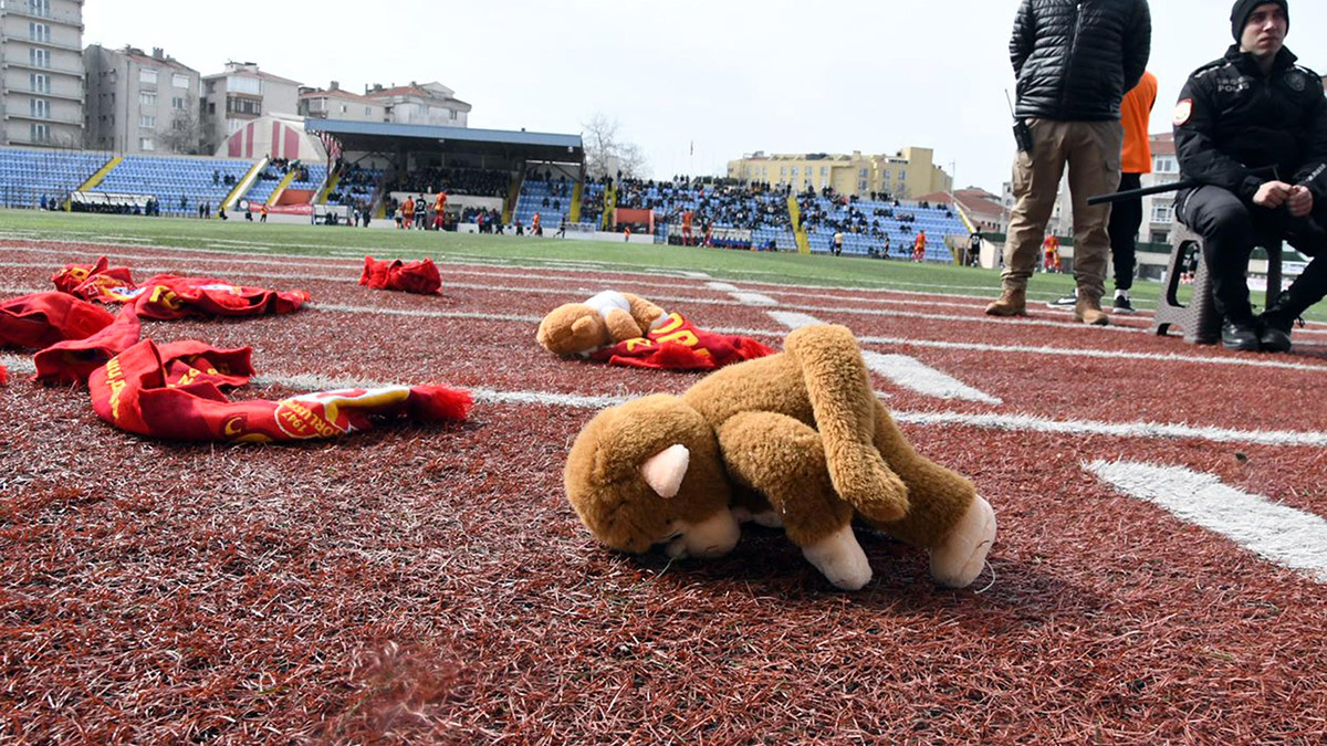 Depremzedeler yararına dostluk maçı oynandı