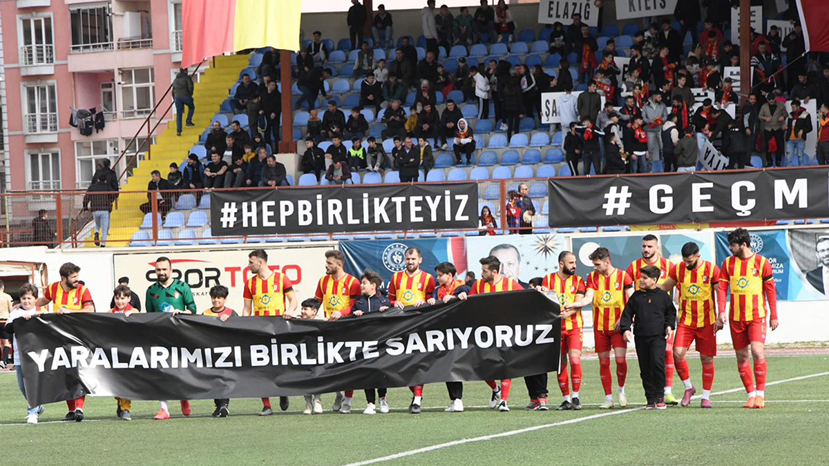 Depremzedeler yararına dostluk maçı oynandı