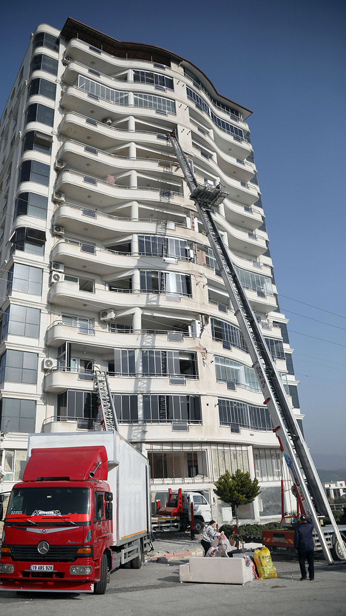 Depremin en çok etkilediği Hatay Antakya'da yaşayanlar, ağır, orta veya az hasarlı binalardaki eşyalarını, asansörlü eşya taşıma araçlarıyla kurtarmaya çalışıyor. Depremzedelerin eşya taşıma firmalarına yoğun talebi olduğu belirtildi.