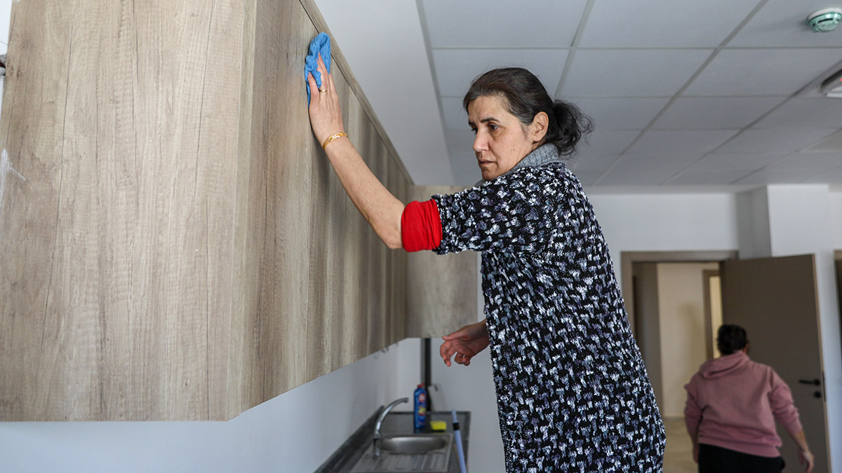 Antalya'da henüz açılışı yapılmayan huzurevi depremzede yaşlı ve engelliler için hazırlanıyor. Alanda gönüllü kişilerle temizlik yapan ve Kahramanmaraş'ta ailesinin büyük bölümünü kaybeden Nurhan Biçici, “Depremde ailemde çok büyük kayıplar oldu. Gitmek isterdim ama burada da insanların yardıma ihtiyacı var. Burada insanlara yardımcı olmaya çalışıyorum" dedi.