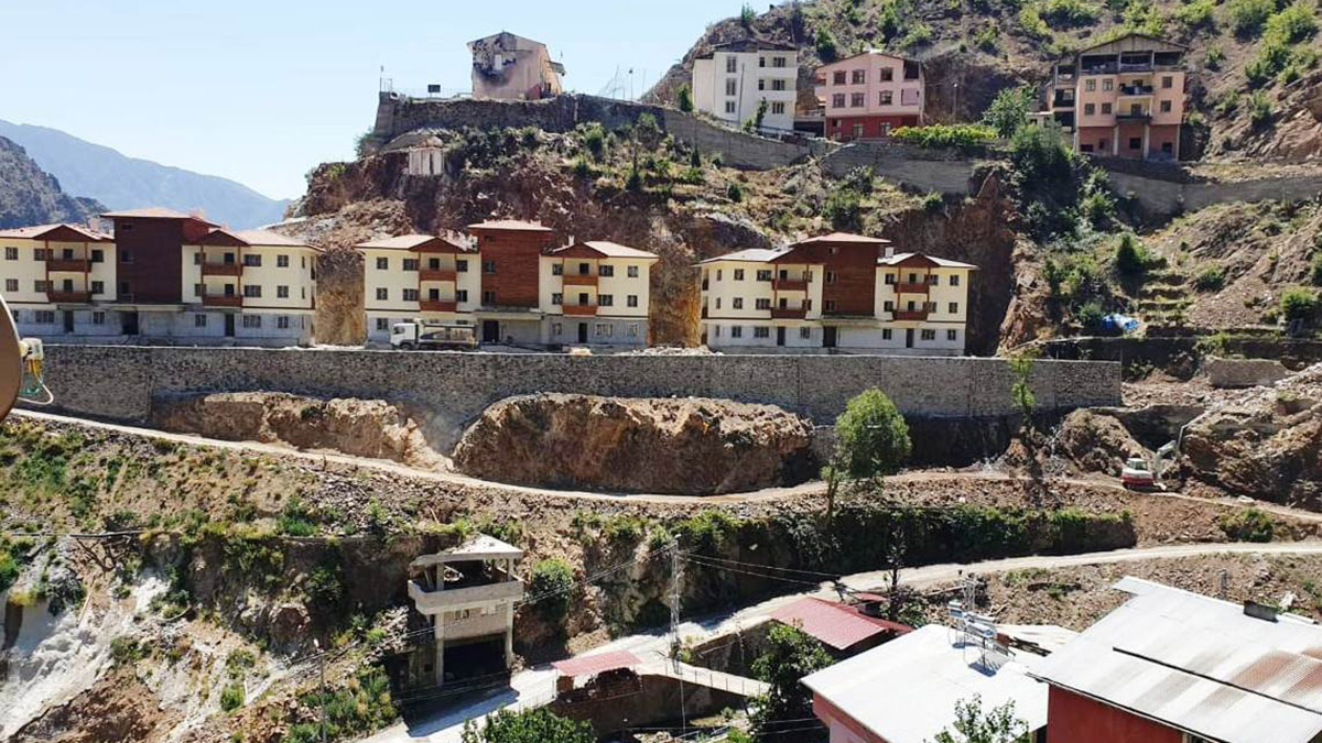 Artvin’in Yusufeli ilçesinde yaklaşık 2 yıl önce çıkan yangında 52’si küle dönüp, 193 yapının zarar gördüğü, ülkenin dört bir yanından gönderilen yardımları, fazla bularak israf olmaması için başka ihtiyaçlılara iletilmesi çağrısında bulunan Dereiçi köylüleri depremler sonrası başlatılan yardım seferberliğine duyarsız kalmadı.