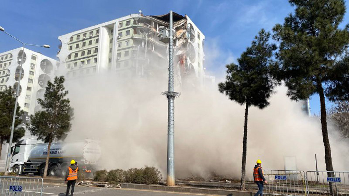 Galeria'da kontrollü yıkım başladı