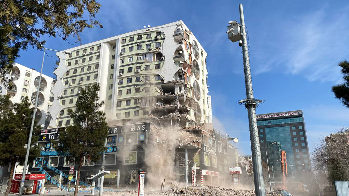 Galeria'da kontrollü yıkım başladı