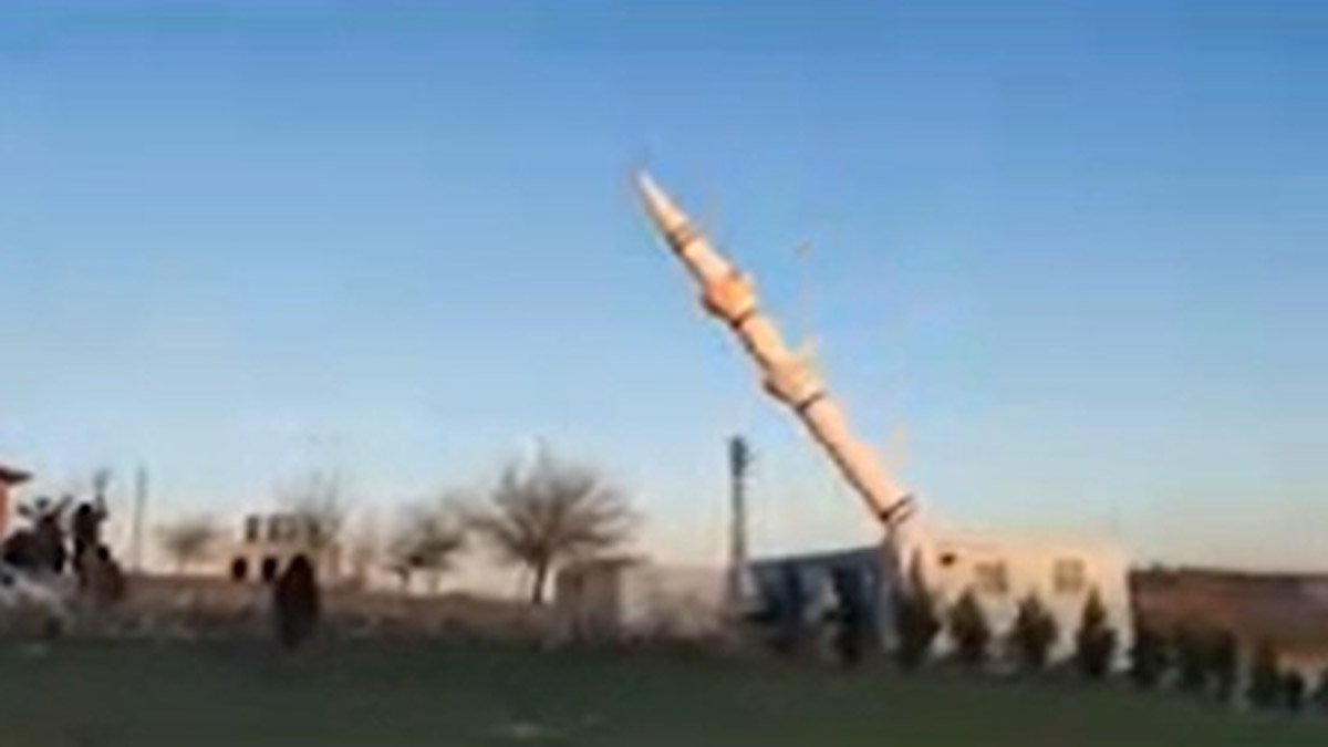 Diyarbakır'da hasar gören 3 caminin minaresi yıkıldı