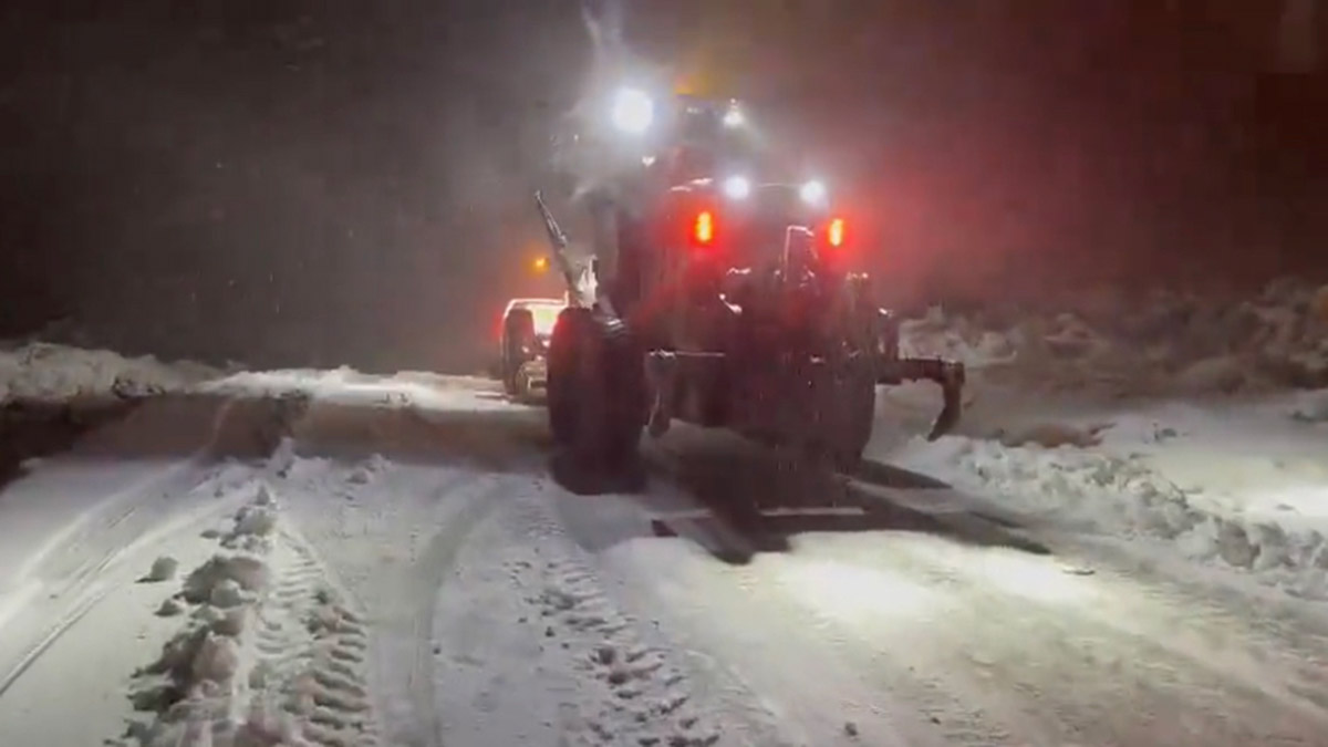 Silvan'da kar yağışı; Yolda mahsur kalanlar kurtarıldı