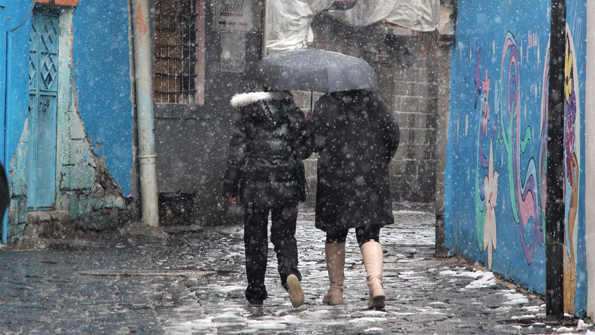 Yoğun kar yağışı nedeniyle yarın eğitime ara verilecek